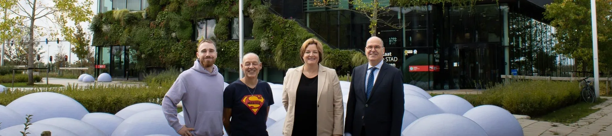 Op de foto: Dennis Burgers, Onno Elsacker en Leonie Brand (Playing For Success), Frank Croes (Directeur Aeres Hogeschool Almere) 