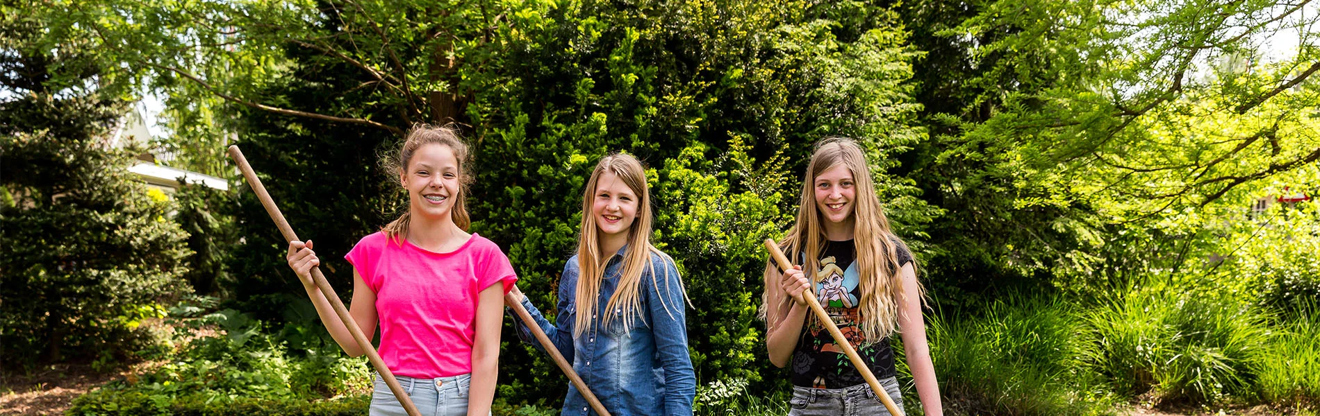 VMBO Nijkerk drie meisjes met schoffel