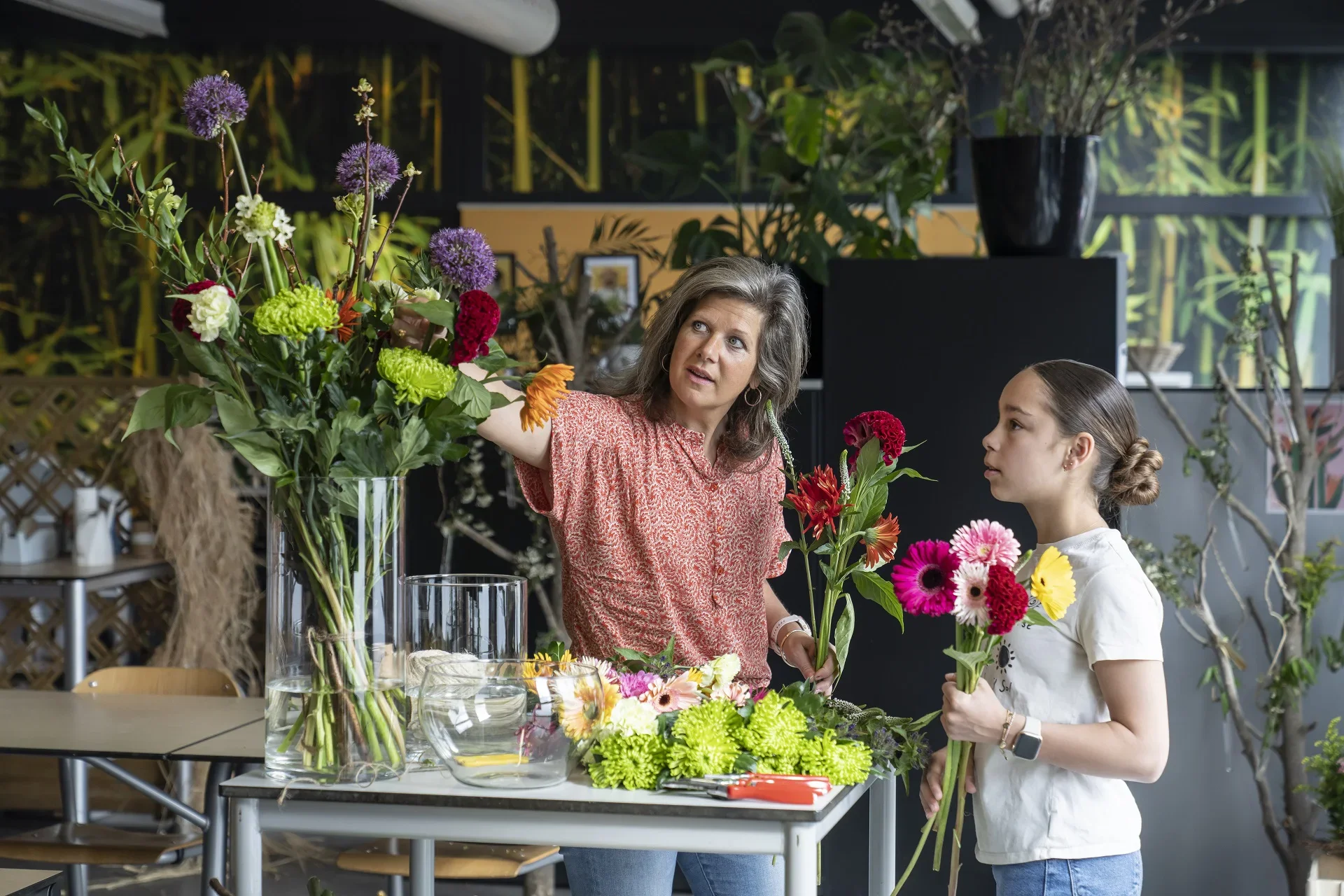 Aeres docent bloem met student in praktijklokaal